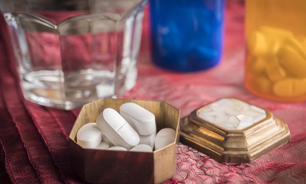 Because meloxicam is prescribed for pain relief, some people understandably wonder if it falls into the same category as narcotic pain medications like oxycodone or hydrocodone.